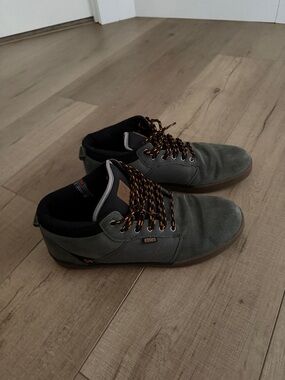 Etnies Men’s Gray Low-Top Sneakers with Black & Orange Laces